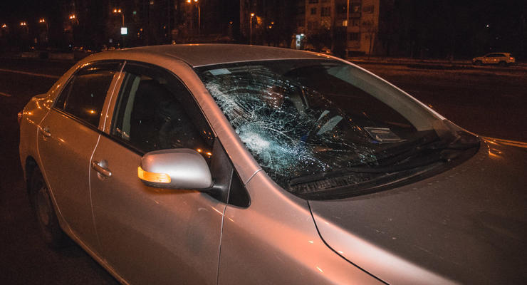Поленился пройти 50 метров: В Киеве Toyota сбила мужчину над подземным переходом