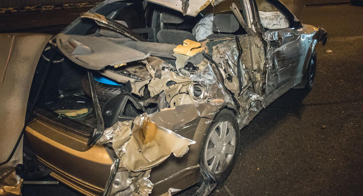 Машину буквально разорвало: В Киеве Chevrolet Lacetti занесло в фуру