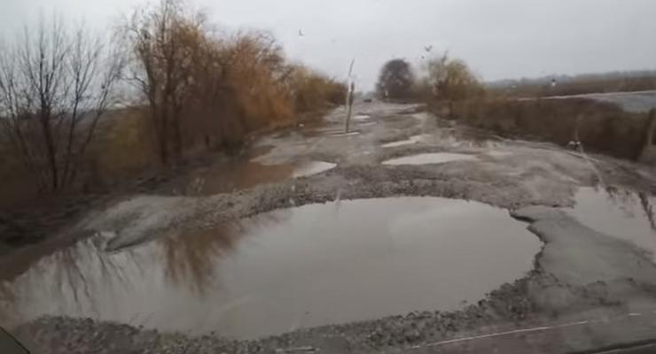 Как выглядит "худшая дорога в Украине" после осенних дождей - видео