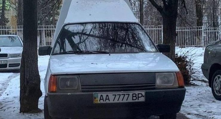 В Украине засняли две идентичные "Таврии" с VIP-номерами дороже самих авто