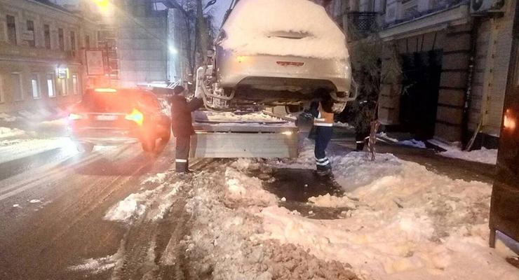 В центральной части Киева исчезали припаркованные авто - в чем причина