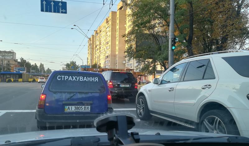 По Киеву ездят крутые Mercedes-близнецы с одинаковыми номерами / topgir.com.ua