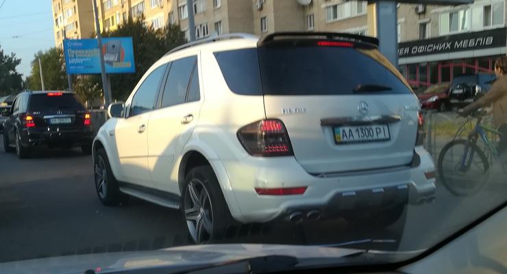 По Киеву ездят крутые Mercedes-близнецы с одинаковыми номерами