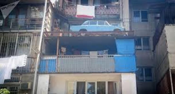 В Тбилиси сняли с балкона легендарное синее "Жигули"