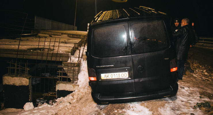 В Киеве пьяный водитель на Volkswagen повис на краю недостроенного моста и заснул