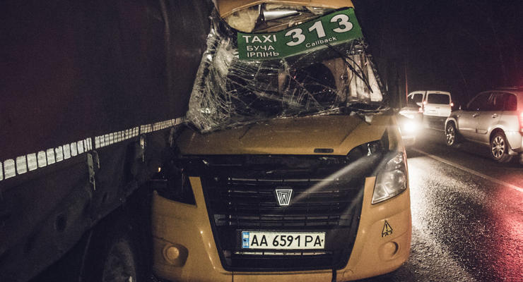В Киеве маршрутку буквально смяло о фуру: Один пассажир погиб, много пострадавших