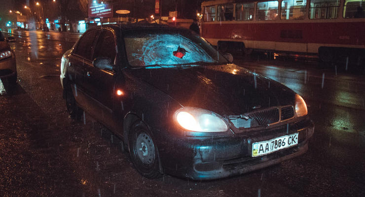 В Киеве Lanos сбил мужчину и протащил его на крыше около 30 метров