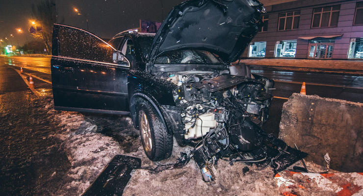 Смертельное ДТП в Киеве: Volvo жестко протаранил отбойник, водитель погиб