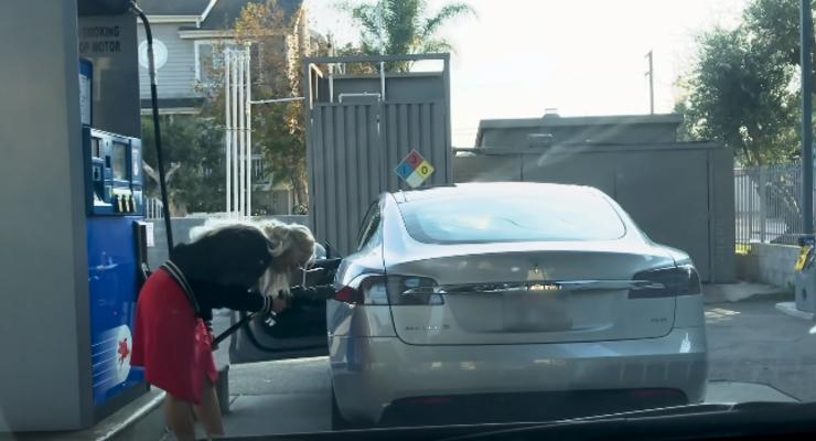 Становится вирусным видео, как блондинка пыталась залить в Tesla бензин