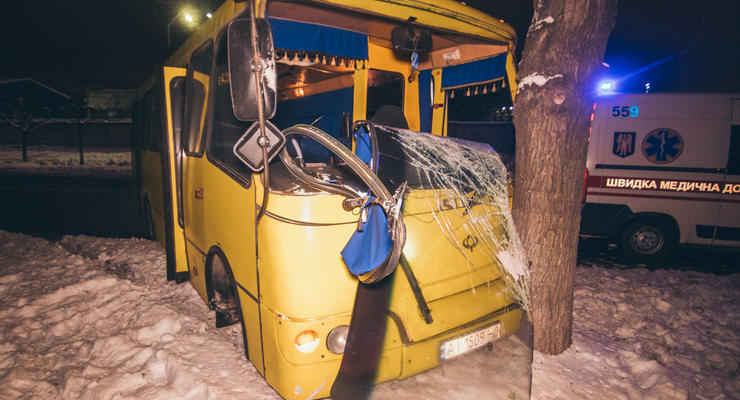 В Киеве маршрутка влетела в дерево из-за пьяного пешехода: Есть пострадавшие