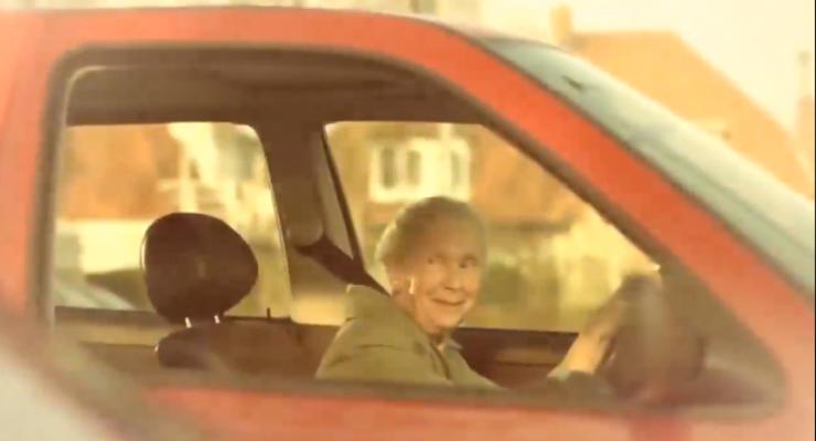 "На авто только бабушка ездила" : Volkswagen показал очередную смешную рекламу