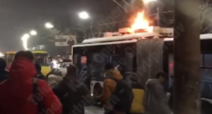 В Сети появилось зрелищное видео горящего троллейбуса с людьми в Киеве