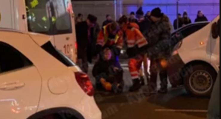 В Киеве на улице Антоновича Opel сбил женщину