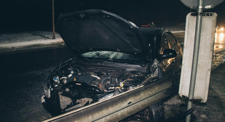 Под Киевом Hyundai сотрудника полиции протаранил Opel и отбойник