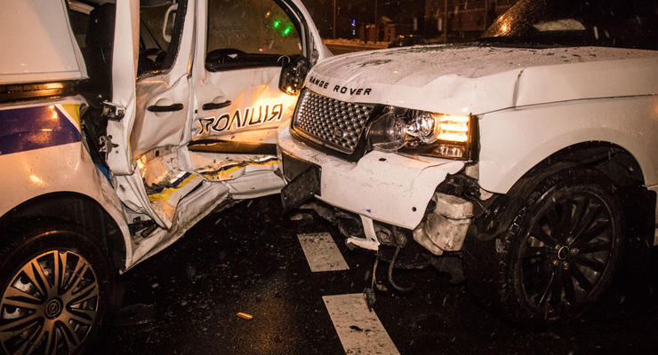 В Киеве Range Rover на высокой скорости протаранил авто полиции
