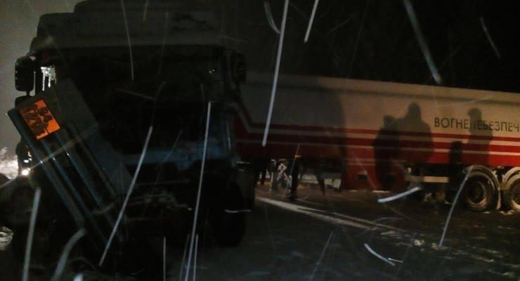 Автоцистерна протаранила два микроавтобуса на Львовщине: 10 погибших