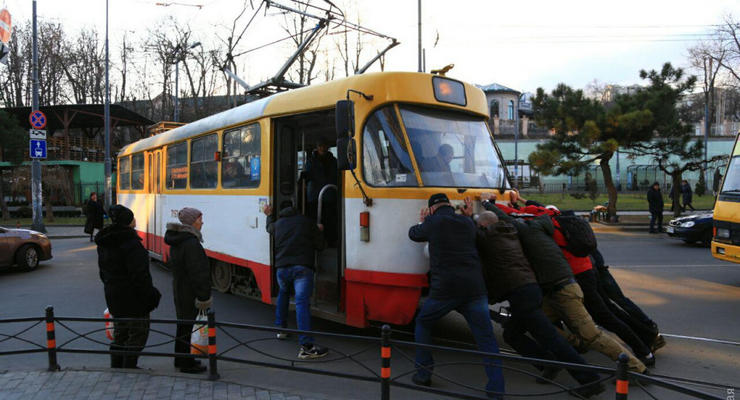 Электричество кончилось: В Одессе пассажиры толкали многотонный трамвай
