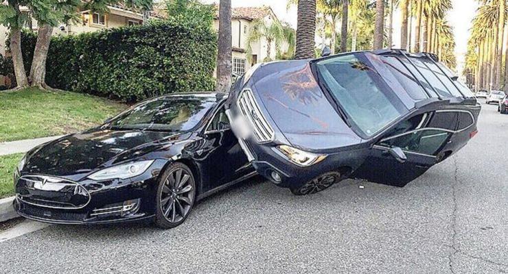 Акробат на Subaru Outback зрелищно припарковался на Tesla Model S