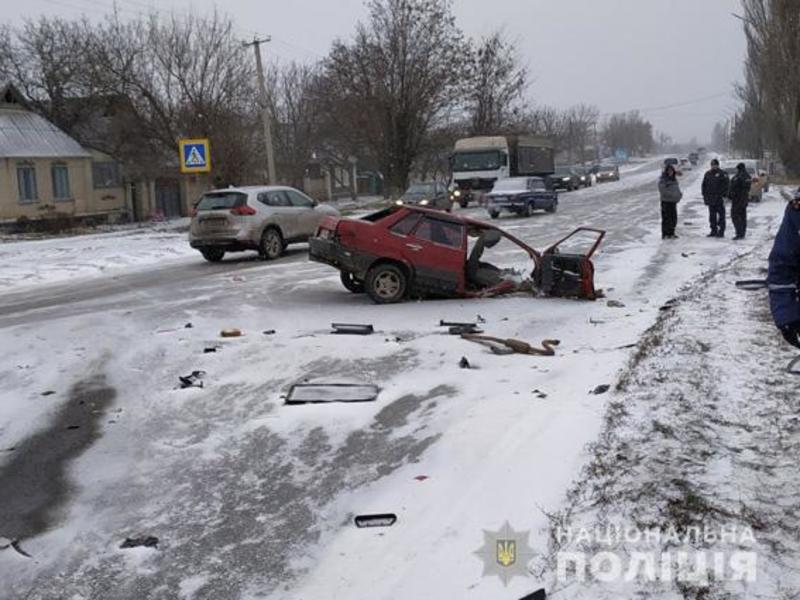 ВАЗ разорвало на части после удара о грузовик - полиция ищет свидетелей / mk.npu.gov.ua