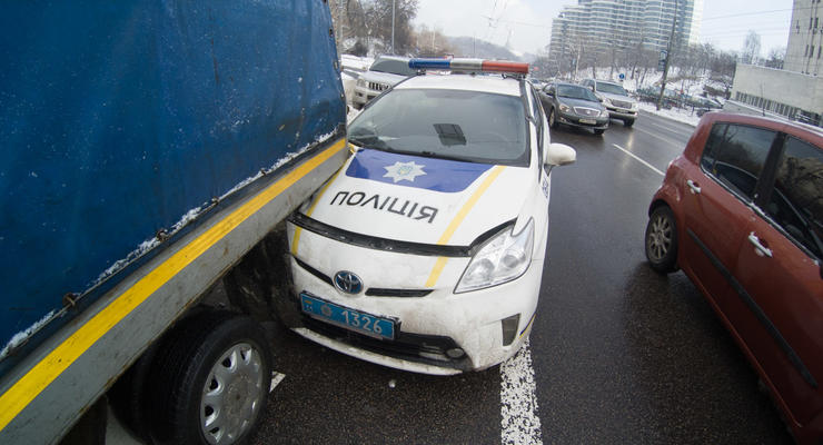 В Киеве полиция преследовала внедорожник и попала в ДТП - образовалась пробка