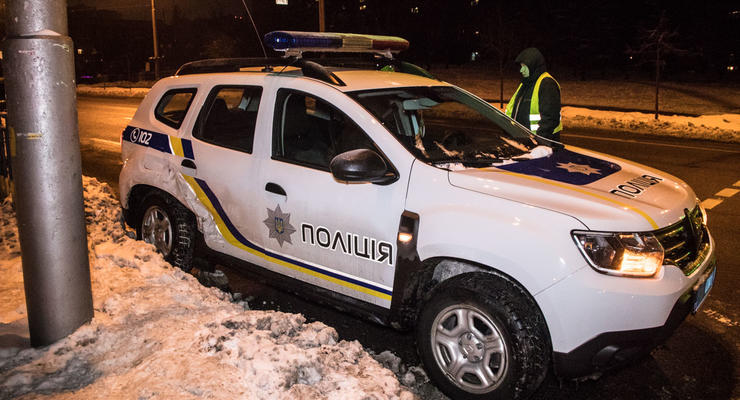 В центре Киева такси Uber протаранил авто полиции - есть пострадавшие