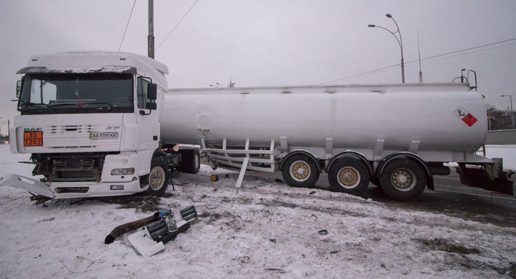 В Киеве из-за выбежавшего на дорогу пешехода разбился бензовоз