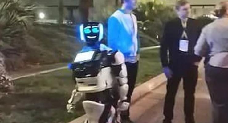 Tesla на автопилоте неожиданно сбила российского робота в США - видео