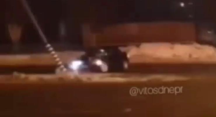 "Мастер-дрифта" в Днепре эффектно уничтожил свое авто на стоянке - видео