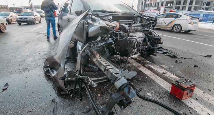 Девушка за рулем Polo устроила жесткую аварию с микроавтобусом в Киеве