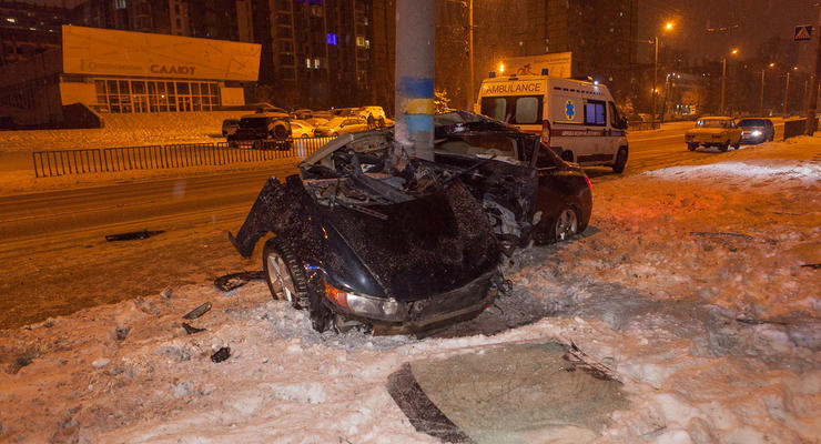 В Днепре автомобиль буквально разорвало после удара о столб
