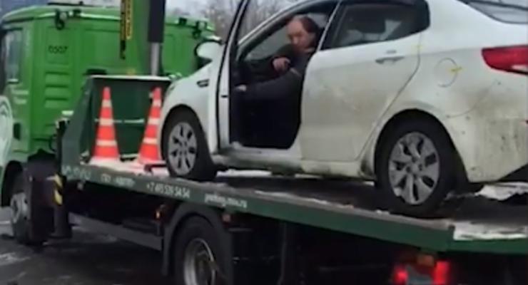 Разгневанный водитель зрелищно сбежал с эвакуатора в Москве - видео