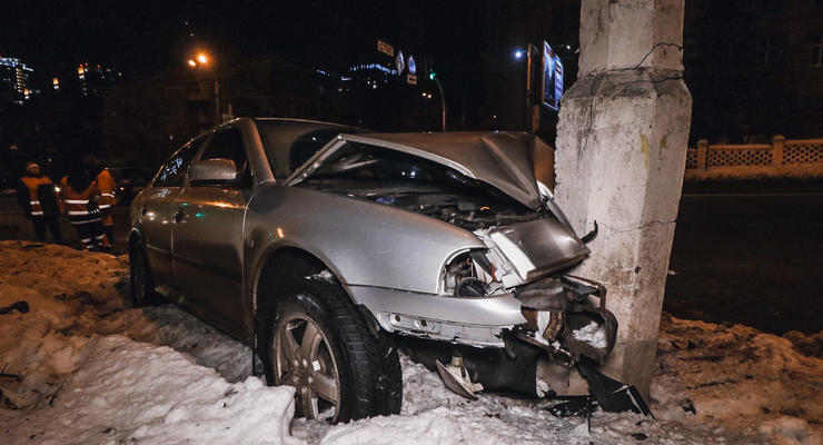 В Киеве автомобиль такси Uber жестко отправил в столб Skoda Octavia