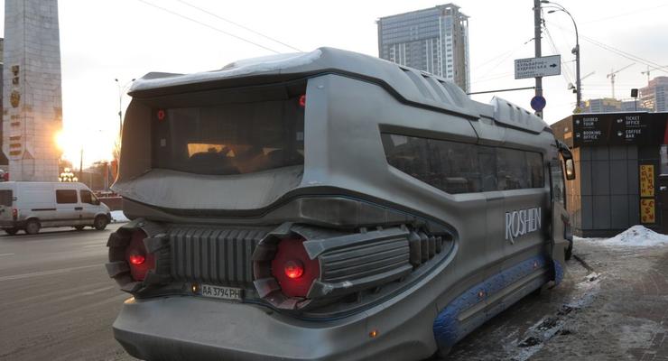 На радость детям: В Киеве автобус переделали в крутой космический корабль