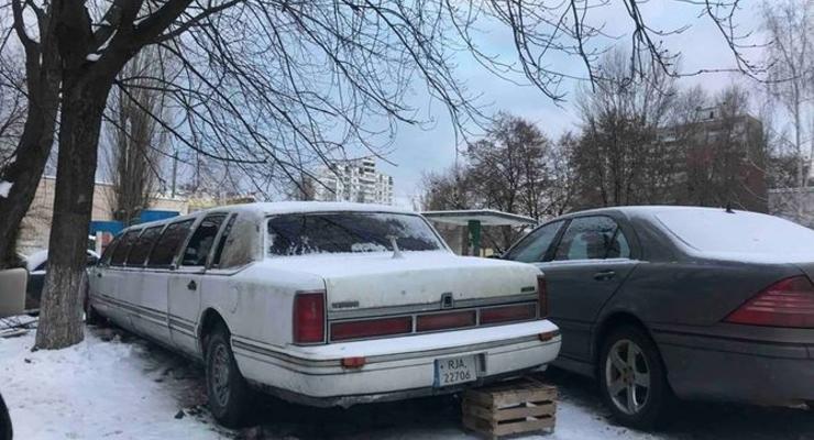 Во дворе Киева нашли заброшенный лимузин Linkoln "на бляхах"