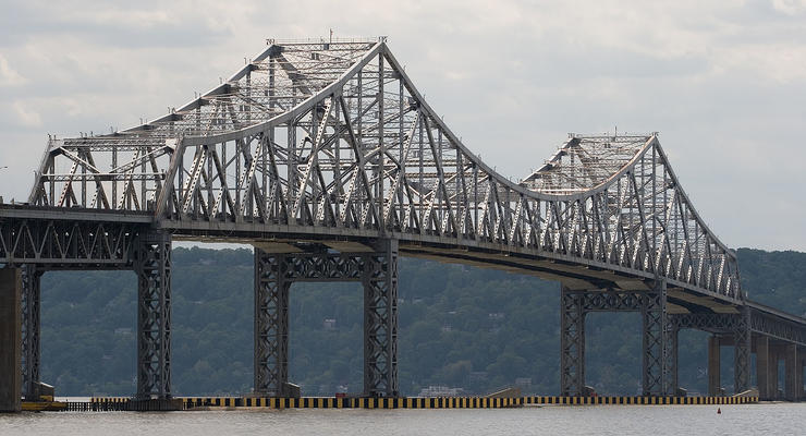 В Нью-Йорке подорвали 5-километровый автомобильный мост - видео