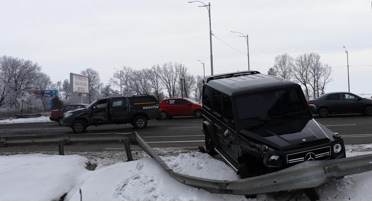 Жесткое ДТП под Киевом: Gelandewagen вылетел за отбойник, Toyota перевернулась