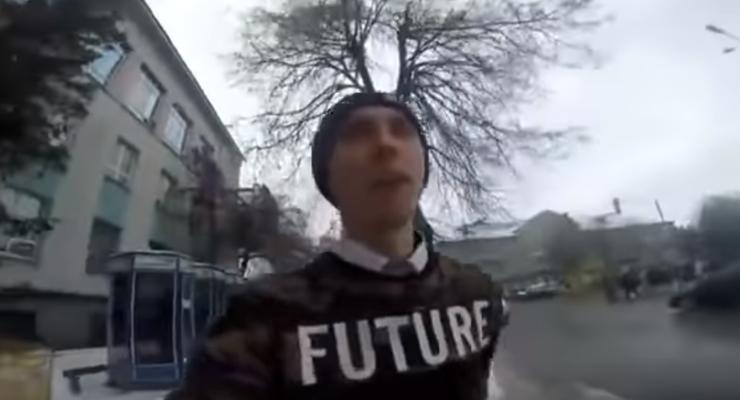 Засветил лицо: Наглый и глупый подросток пробежался по авто полиции в Ровно