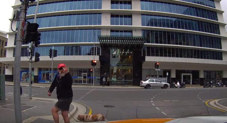Видеорегистратор снял, как столб "наказал" очень агрессивного пешехода