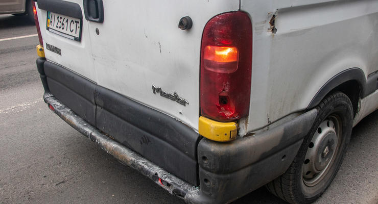 Крупное ДТП В Киеве: Электрокар вылетел с дороги в строительный переход