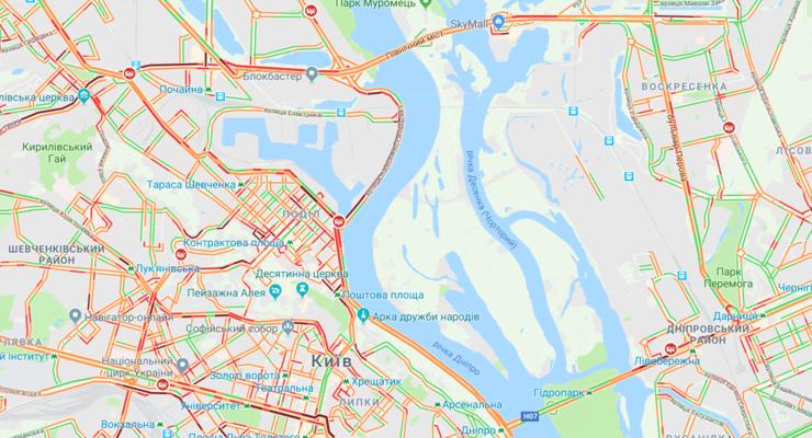 Дороги в Киеве парализовало 9-бальными пробками из-за сильного снегопада