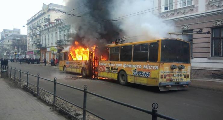 В центре Тернополя троллейбус неожиданно охватило мощным пламенем