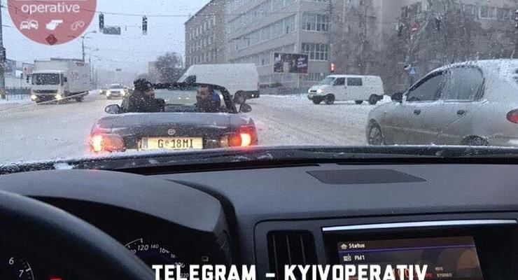 Фото весельчаков на кабриолете во время снегопада рассмешило Соцсети