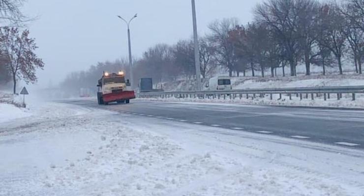 Из-за мощных снегопадов в Украине за сутки произошло более тысячи ДТП