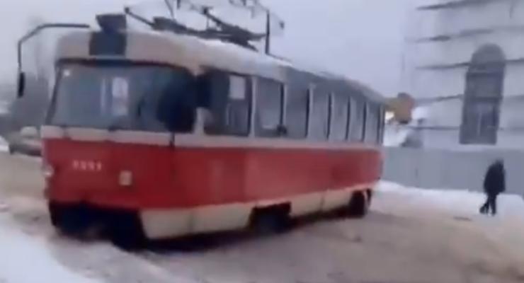 В Киеве на улице Ташкентской сошел с рельс трамвай - видео