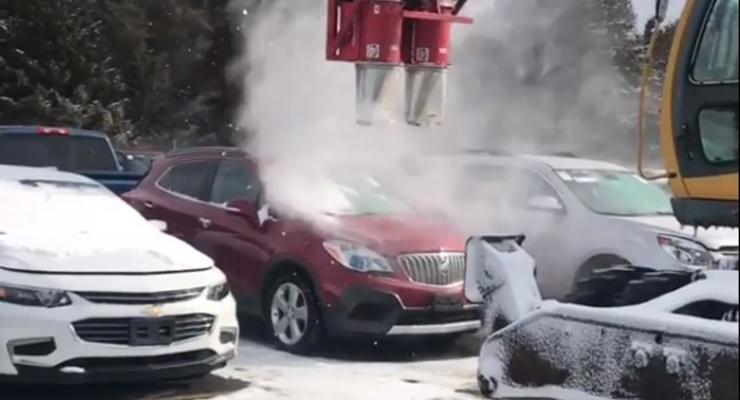 Как быстро почистить машину от снега с помощью трактора - видео