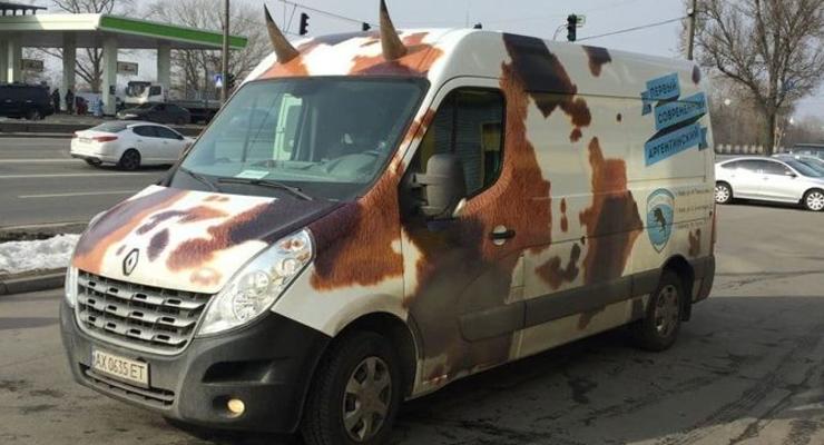 Очень необычный тюнинг: Автомобиль в Киеве стилизовали под быка