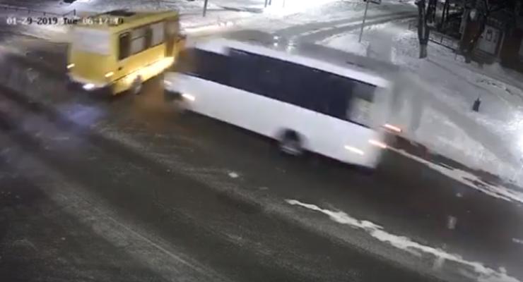 Под Киевом на перекрестке жестко столкнулись 2 маршрутки: Видео столкновения
