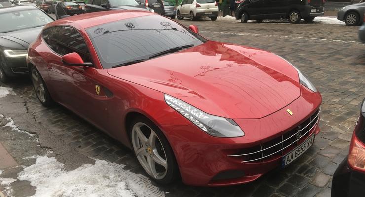 На заснеженных дорогах Киева засняли два роскошных суперкара Ferrari
