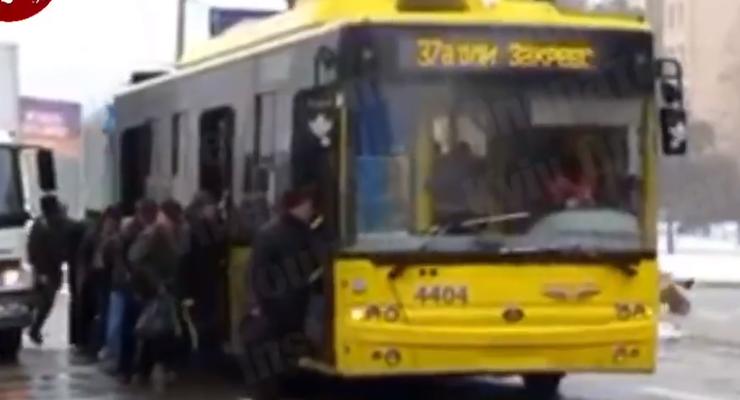 В Киеве пассажиры толкали до остановки сломавшийся троллейбус - видео