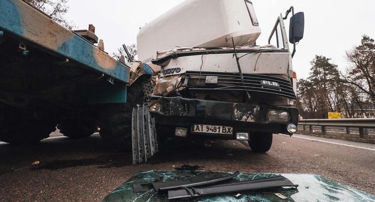 Под Киевом грузовик протаранил военный КРАЗ: Есть пострадавший
